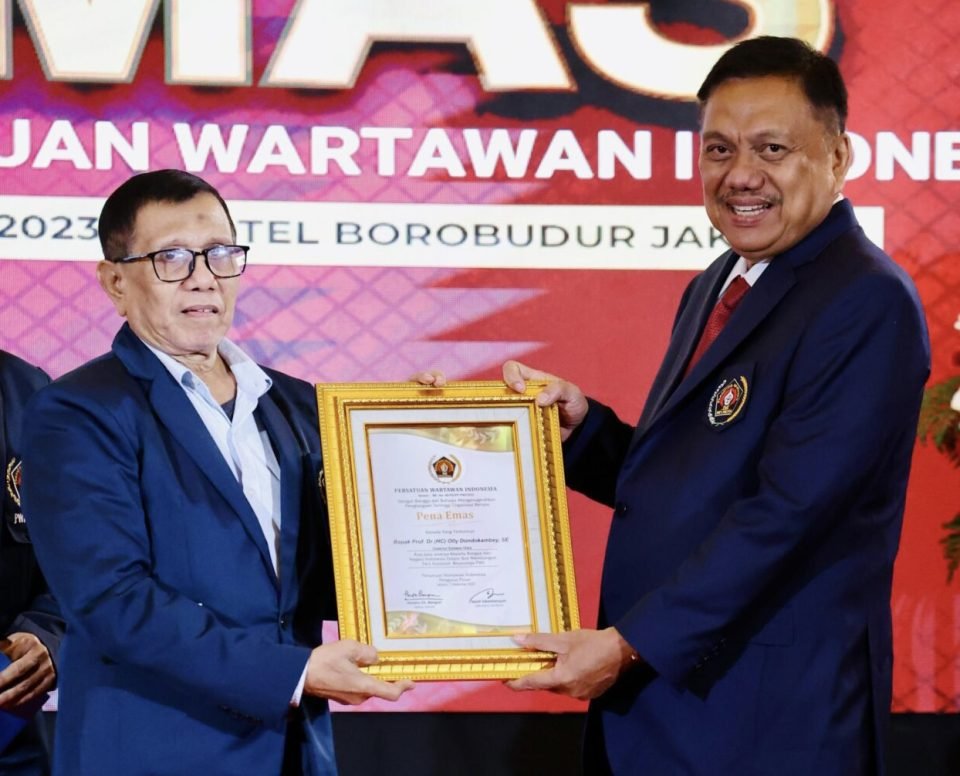 Gubernur Olly Terima Anugerah Pena Emas Dari PWI Manado News