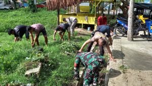 Cegah Banjir, Koramil Tibawa Laksanakan Karya Bakti Pembersihan Saluran Air