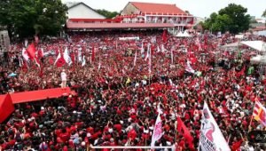 Puluhan Ribu Warga Sambut Ganjar Pranowo di Lapangan Sario, Wenny Lumentut Kobarkan Semangat Kemenangan