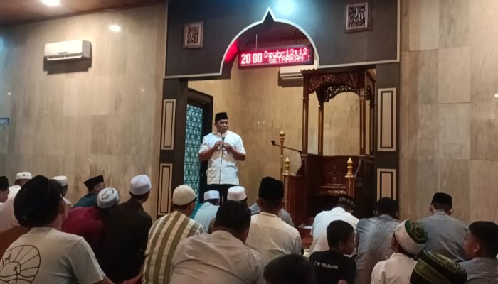 Danrem Brigjen TNI Dody Triwinarto Sholat Isya dan Tarawih Pertama di Masjid Al-Aqsa Makorem Tadulako