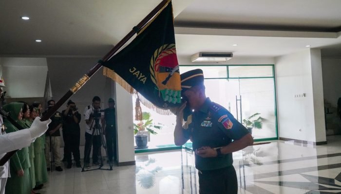 Cium Panji Satuan, Mayjen TNI Candra Wijaya Resmi Jadi Pangdam Merdeka