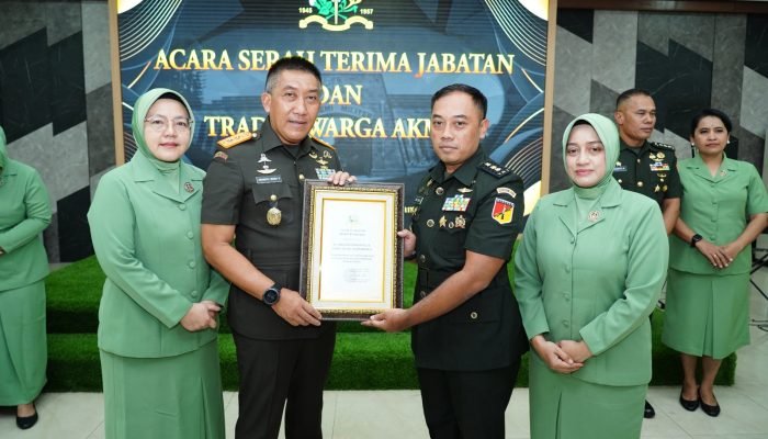 Kazidam Merdeka Letkol Czi  Dwi Joko Siswanto Terima Penghargaan Dari Gubernur Akmil