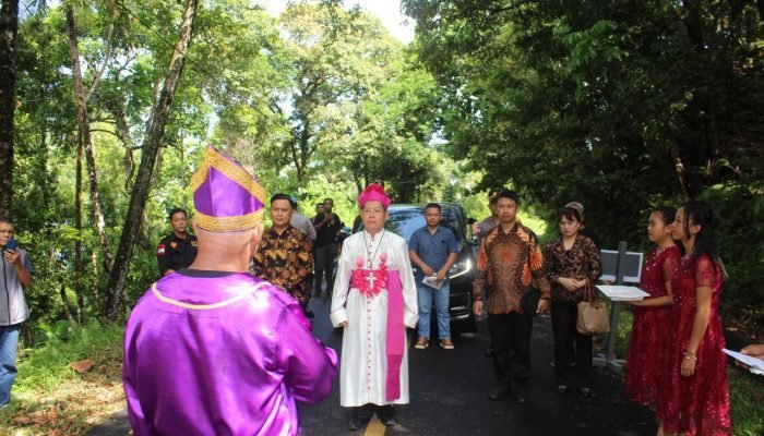 Camat Manganitu Dampingi Uskup Manado. Ini Agendanya…