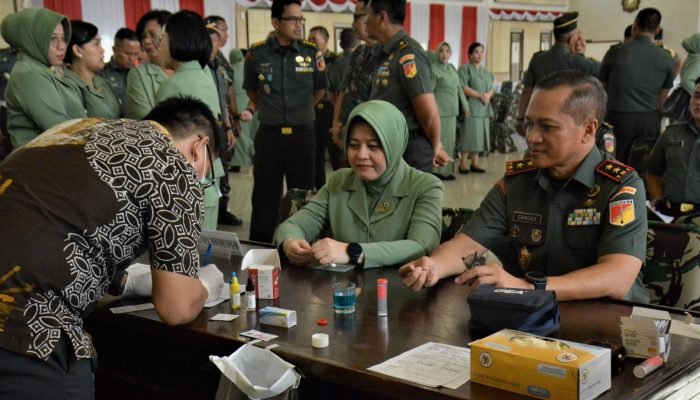 Pangdam Mayjen TNI Candra Wijaya Ikut Donorkan Darah di Hari Ulang Tahun ke-66 Kodam Merdeka