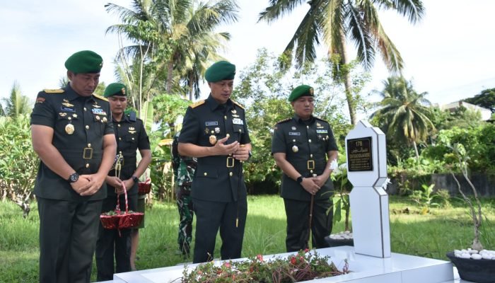 Jelang HUT ke-66, Kodam XIII/Merdeka Ziarah Rombongan ke Makam Brigjen TNI Denny Masengi