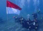 Kodam Merdeka Kibarkan Bendera Merah Putih di Bawah Laut Peringati HUT ke-66