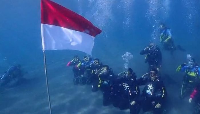 Kodam Merdeka Kibarkan Bendera Merah Putih di Bawah Laut Peringati HUT ke-66