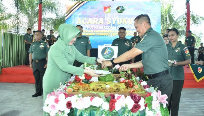 Peringati HUT Kodam XIII/Merdeka ke-66, Pangdam Didampingi Ketua Persit Daerah Merdeka Potong Tumpeng