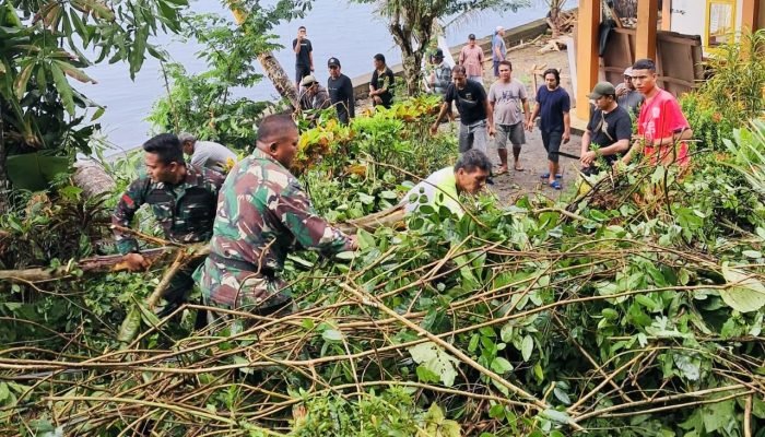 Sinergitas Forkopimca Tabsel Bersama Umat Bersihkan Pohon Tumbang