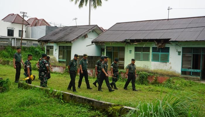 Pangdam Merdeka Tinjau Rehab Rumah Dinas Swakelola Asrama Kiban Yonif 712/Wiratama