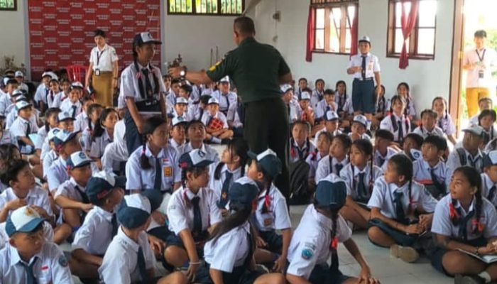 Gerakan Army Go To School Serma Janny Weydekamp Sambangi SMP Negeri 2 Amurang