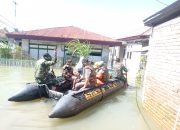 Korem Nani Wartabone Bersama Bekangdam Merdeka Kerahkan 2 Unit Perahu LCR dan Buka Dapur Lapangan Optimalkan Penanganan Banjir