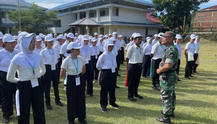 Personel Kodim Manado Berikan Materi PBB dan Wasbang Kepada Mahasiswa Baru Poltekkes Kemenkes Manado