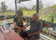 Satgas Pamtas Kewilayahan Yonif 715/Motuliato Beri Pelayanan Kesehatan Gratis Warga di Puncak Jaya Papua