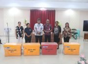 Penjabat Bupati Sangihe Albert Wounde Serahkan 232 Unit Bantuan Cool Box