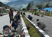 Sambut Hari Kemerdekaan RI ke-79 Satgas Kewilayahan Yonif Motuliato Bersama Kodim Puncak Jaya Ajak Warga Gotong Royong Karya Bakti di Perbatasan