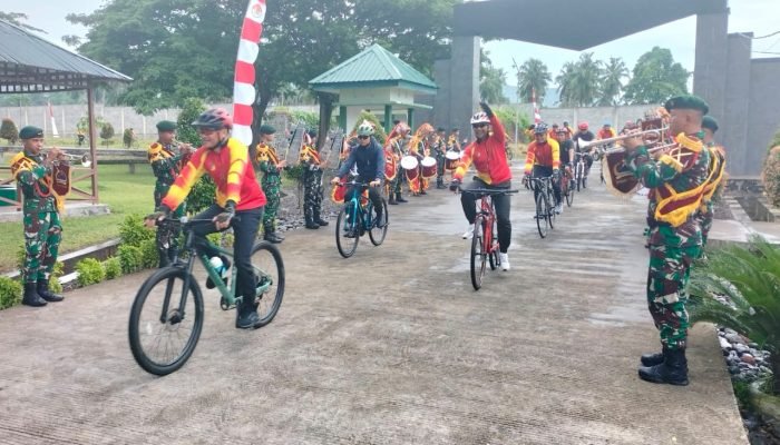 Tempuh Jarak 28 KM, Kompi Cobra Yonif 712/Wiratama Jadi Titik Finis Gowes Pangdam Bersama PJU Kodam Merdeka