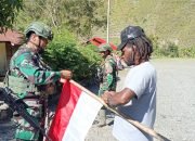 Tanamkan Semangat Kebangsaan, Satgas Pamtas Kewilayahan Yonif Motuliato Bersama Warga Pasang Bendera Merah Putih di Perbatasan Papua