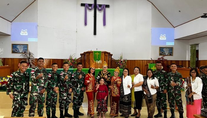 Tingkatkan Pembinaan Mental Rohani, Satgas Kewilayahan Yonif 715/Motuliato Melaksanakan Ibadah Bersama Masyarakat di Perbatasan