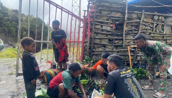 Kembali Satgas Pamtas Yonif 715/Motuliato Borong Hasil Kebun Mama Papua