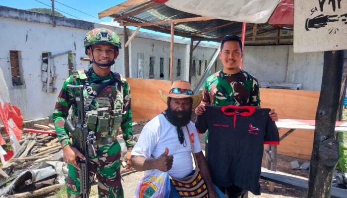 Sambut HUT ke-79 TNI, Satgas Pamtas Kewilayahan Yonif 715/Motuliato Bagikan Pakaian Untuk Warga Perbatasan