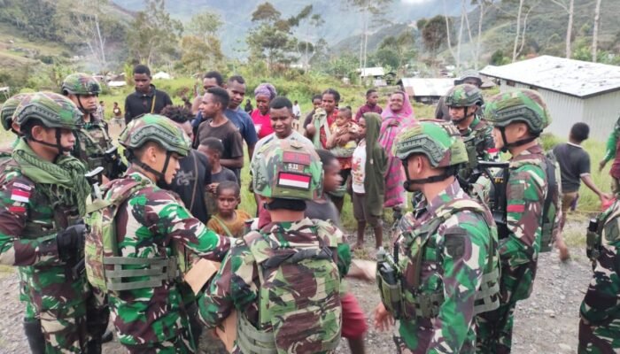 Rayakan Syukuran Kenaikan Pangkat Satpamwil Yonif 715/Motuliato Bagikan Makanan Gratis Untuk Warga Perbatasan