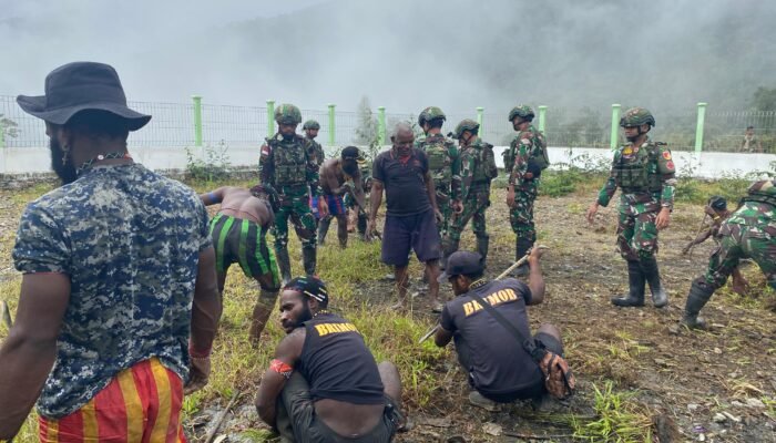 Satgas Yonif 715/Motuliato Gotong Royong Bersihkan Puskesmas di Perbatasan