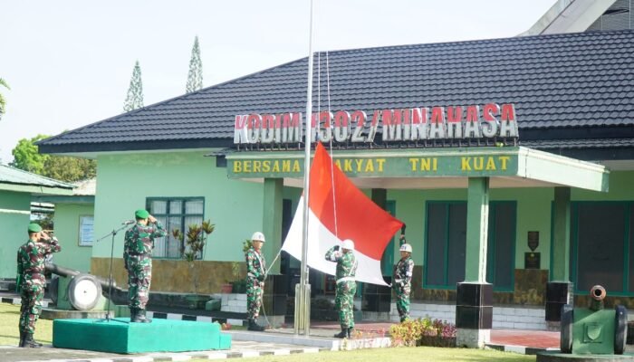 Kasdim 1302/Minahasa Pimpin Upacara Bendera Hari Senin