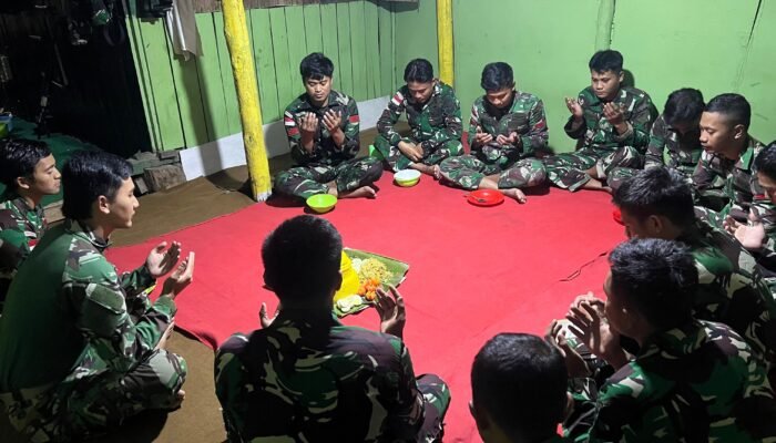 Peringati HUT ke-17 Satgas Yonif 715/Motuliato Gelar Doa Bersama dan Potong Tumpeng di Perbatasan