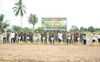 Dalam Rangka Peringati Hari Juang TNI AD Ke-79, Danrem Nani Wartabone Tanam Cabai di Lahan Ketahanan Pangan Kodim Pohuwato