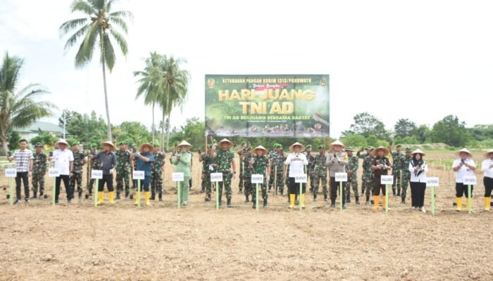 Dalam Rangka Peringati Hari Juang TNI AD Ke-79, Danrem Nani Wartabone Tanam Cabai di Lahan Ketahanan Pangan Kodim Pohuwato