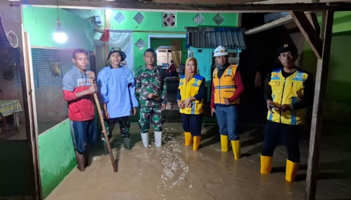 Babinsa Koramil Suwawa Tengah Bantu Warga Terdampak Banjir