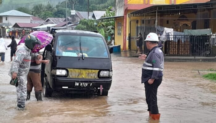 Bantu Tangani Arus Lalu Lintas di Lokasi Banjir, Babinsa Koramil Kwandang Turun Tangan