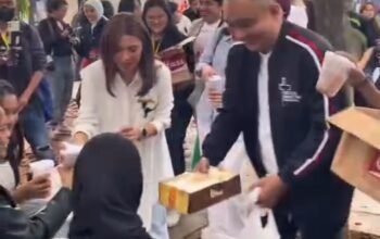 Terus Tebar Kasih, Ps. Victor Rarung Hadiningrat Bagikan Takjil Gratis Bareng Najwa Shihab